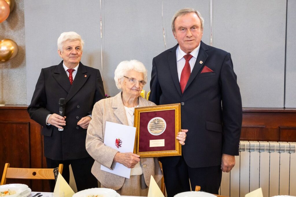 Wręczenie medalu Unitas Durat Irenie Krawczyk, fot. Szymon Zdziebło/tarantoga.pl dla UMWKP
