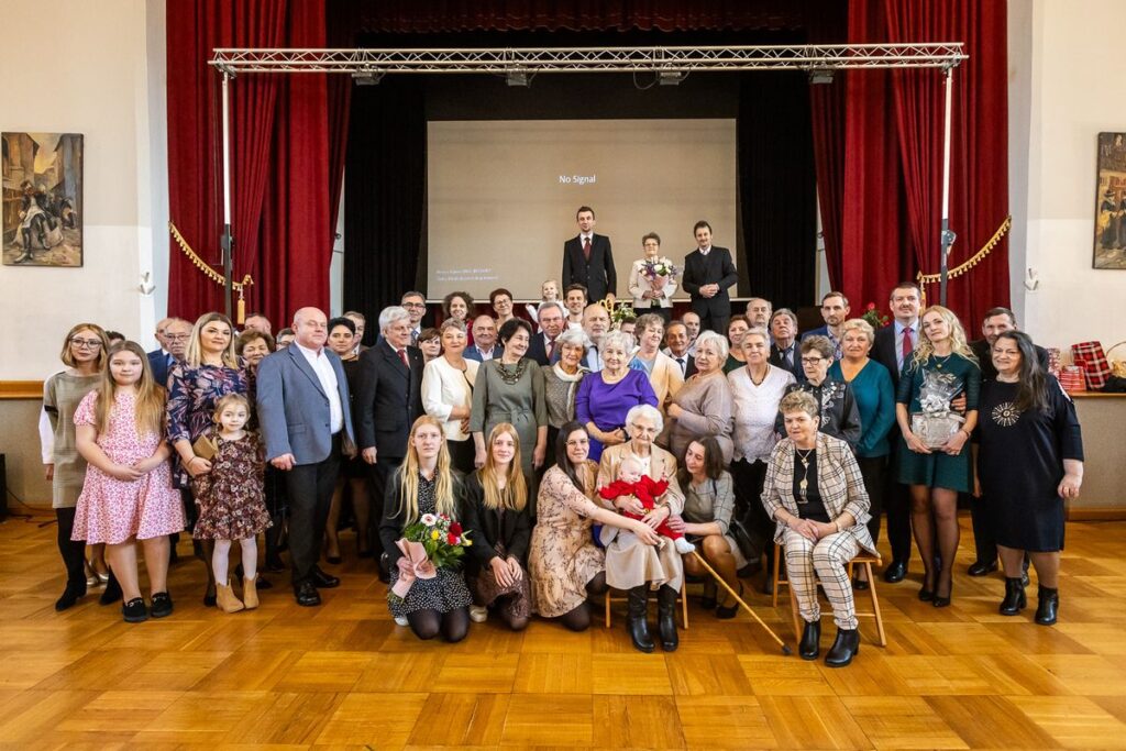 Wręczenie medalu Unitas Durat Irenie Krawczyk, fot. Szymon Zdziebło/tarantoga.pl dla UMWKP