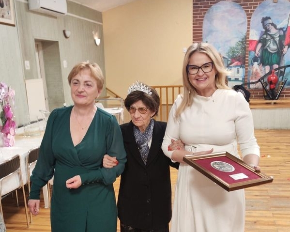 Wręczenie medalu Unitas Durat Kazimierze Lewandowskiej-Żuber, fot. UMWKP