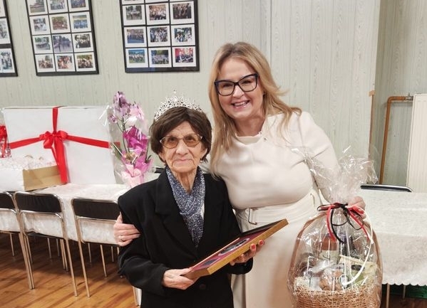 Wręczenie medalu Unitas Durat Kazimierze Lewandowskiej-Żuber, fot. UMWKP