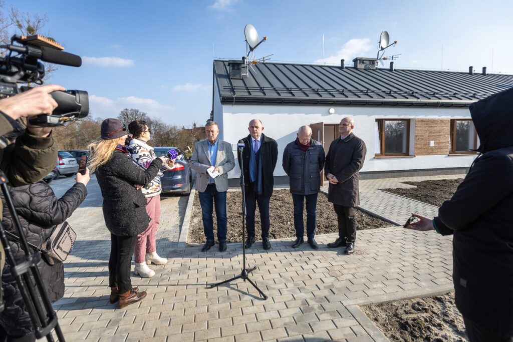 Przekazanie kluczy do nowych mieszkań w Nawrze fot. Szymon Zdziebło/tarantoga.pl dla UMWKP