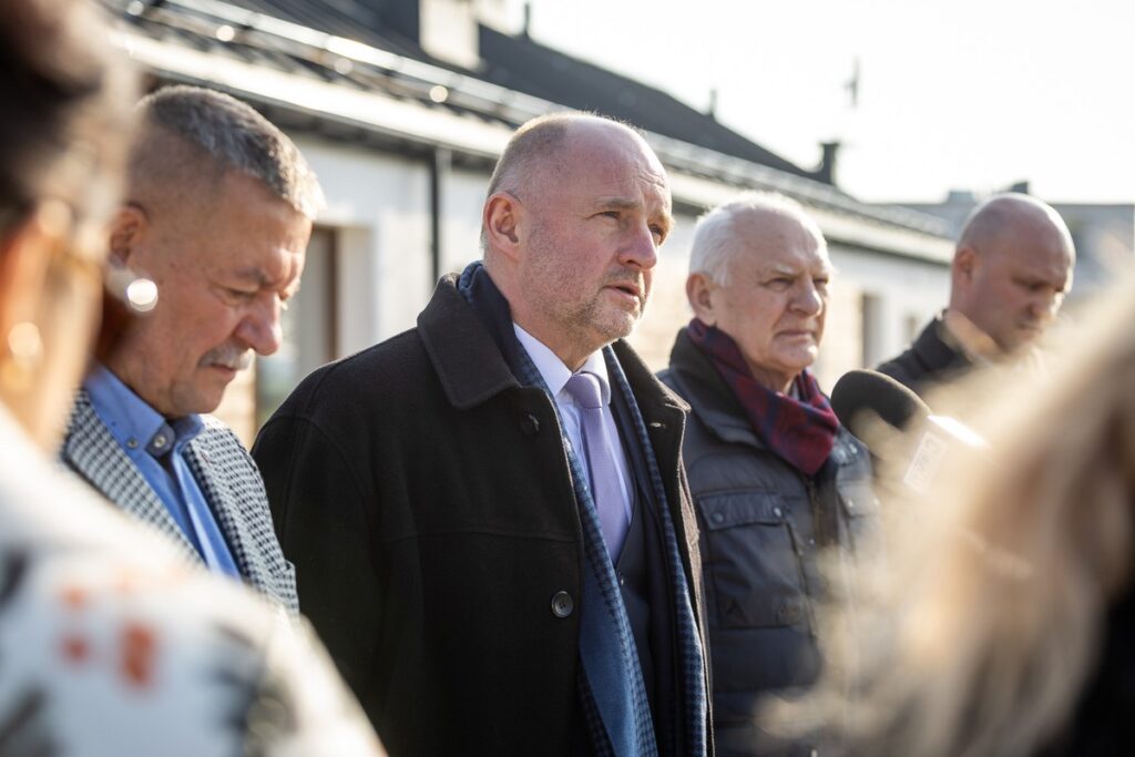 Przekazanie kluczy do nowych mieszkań w Nawrze fot. Szymon Zdziebło/tarantoga.pl dla UMWKP