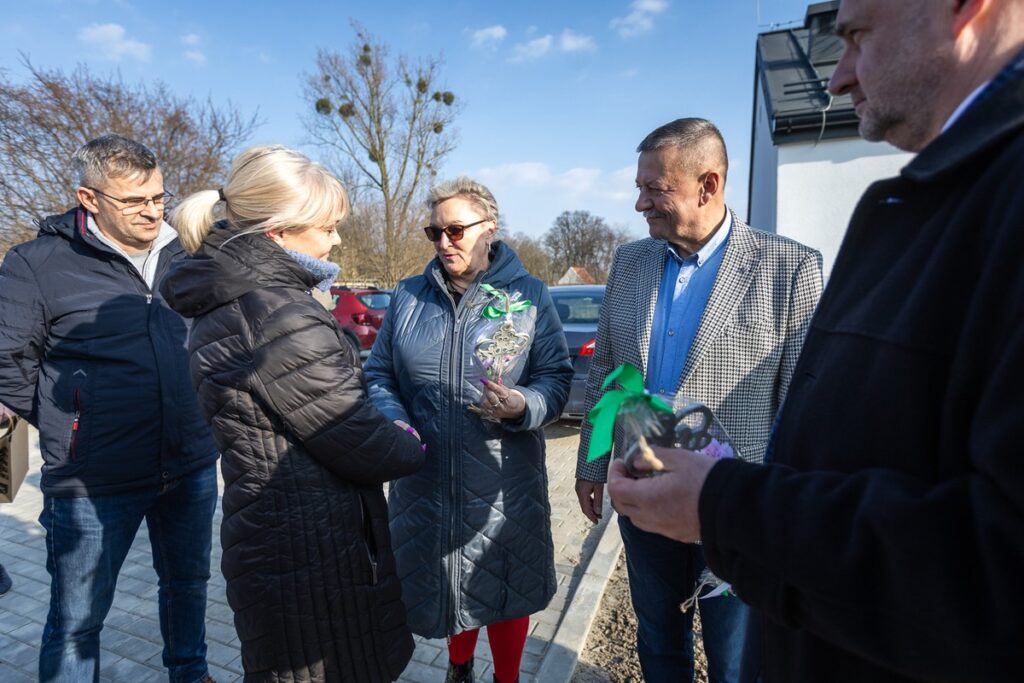 Przekazanie kluczy do nowych mieszkań w Nawrze fot. Szymon Zdziebło/tarantoga.pl dla UMWKP
