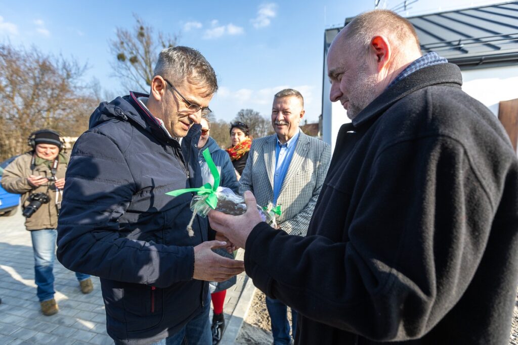Przekazanie kluczy do nowych mieszkań w Nawrze fot. Szymon Zdziebło/tarantoga.pl dla UMWKP