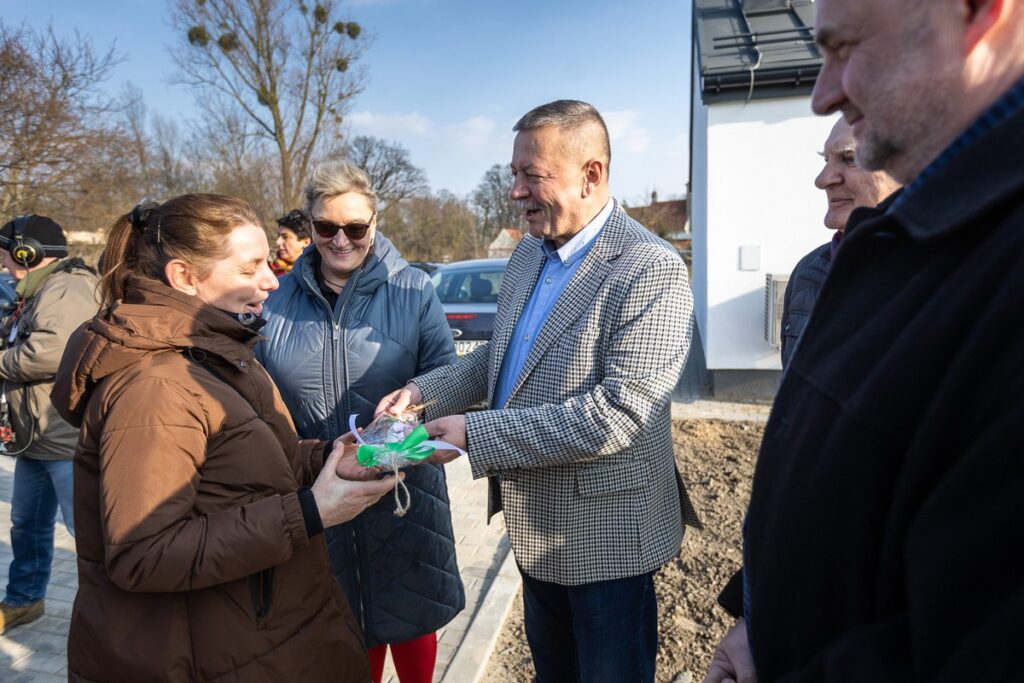 Przekazanie kluczy do nowych mieszkań w Nawrze fot. Szymon Zdziebło/tarantoga.pl dla UMWKP