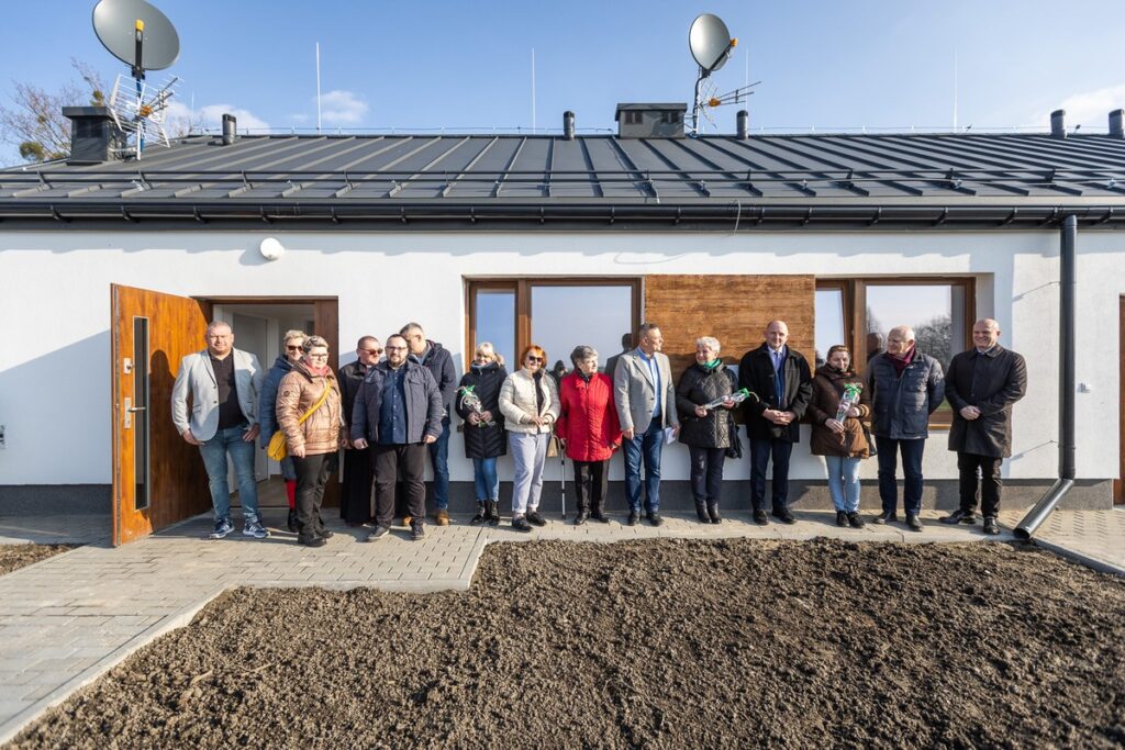 Przekazanie kluczy do nowych mieszkań w Nawrze fot. Szymon Zdziebło/tarantoga.pl dla UMWKP