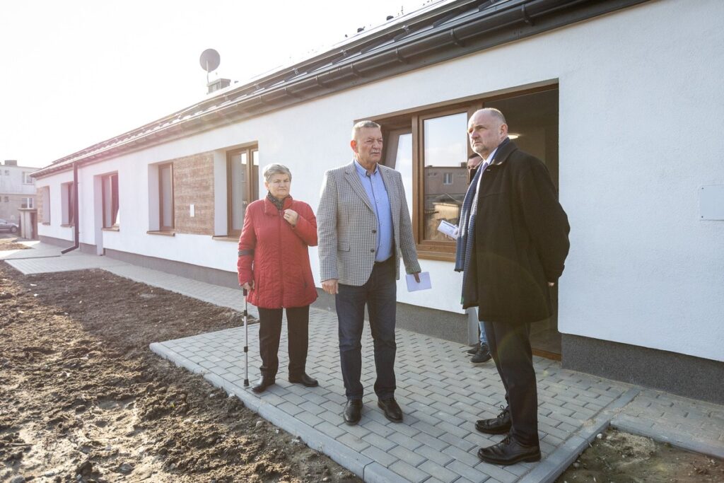 Przekazanie kluczy do nowych mieszkań w Nawrze fot. Szymon Zdziebło/tarantoga.pl dla UMWKP