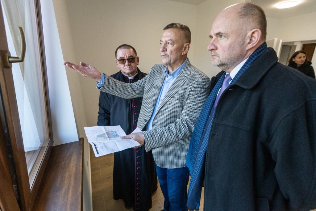 Przekazanie kluczy do nowych mieszkań w Nawrze fot. Szymon Zdziebło/tarantoga.pl dla UMWKP