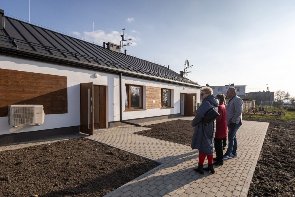 Przekazanie kluczy do nowych mieszkań w Nawrze fot. Szymon Zdziebło/tarantoga.pl dla UMWKP