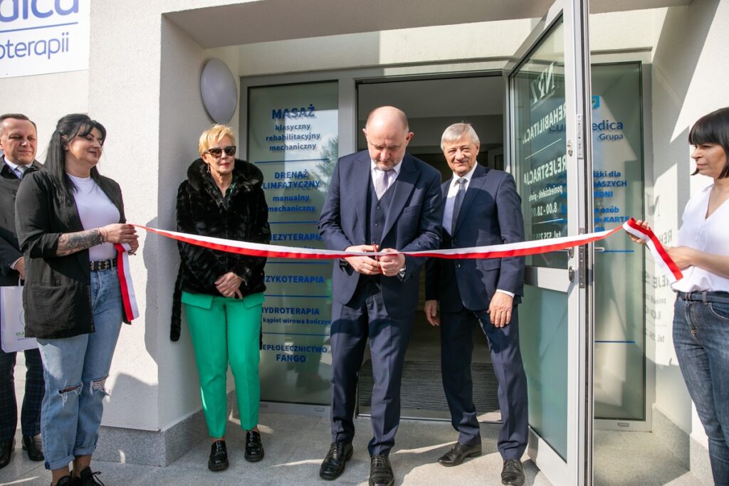 Otwarcie gabinetu rehabilitacji w Papowie Biskupim, fot. Andrzej Goiński/UMWKP