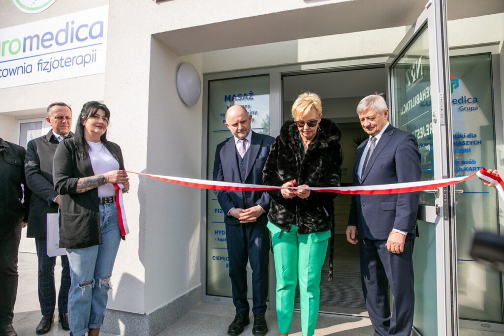 Otwarcie gabinetu rehabilitacji w Papowie Biskupim, fot. Andrzej Goiński/UMWKP