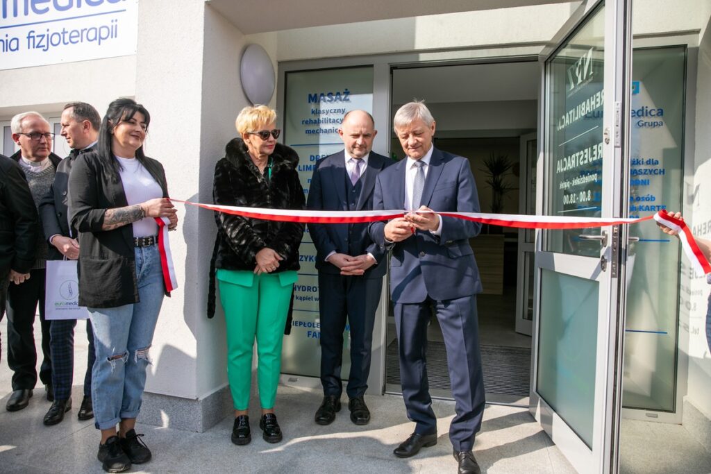 Otwarcie gabinetu rehabilitacji w Papowie Biskupim, fot. Andrzej Goiński/UMWKP