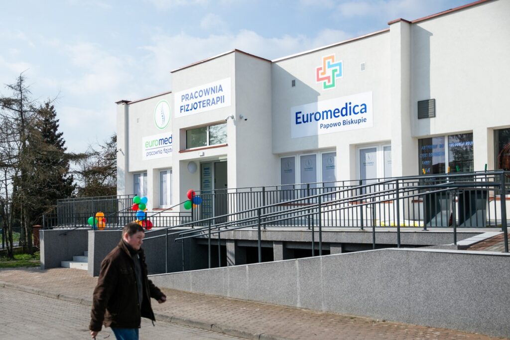 Otwarcie gabinetu rehabilitacji w Papowie Biskupim, fot. Andrzej Goiński/UMWKP