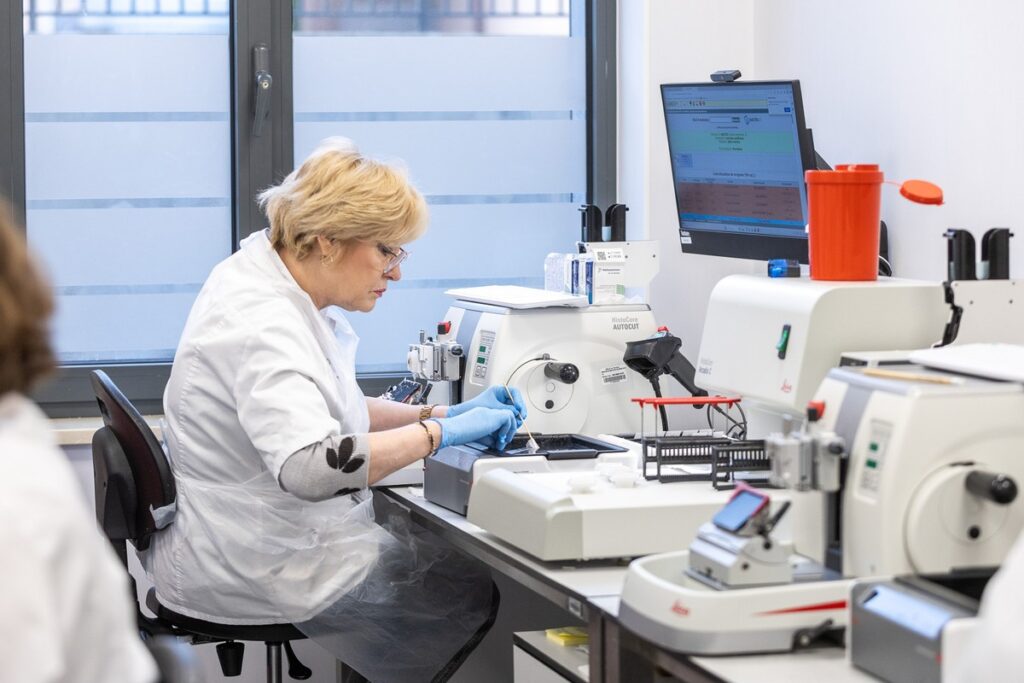 Otwarcie nowego zakładu patomorfologii klinicznej w WSZ w Toruniu, fot. Szymon Zdziebło/tarantoga.pl dla UMWKP