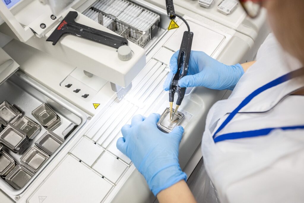 Otwarcie nowego zakładu patomorfologii klinicznej w WSZ w Toruniu, fot. Szymon Zdziebło/tarantoga.pl dla UMWKP