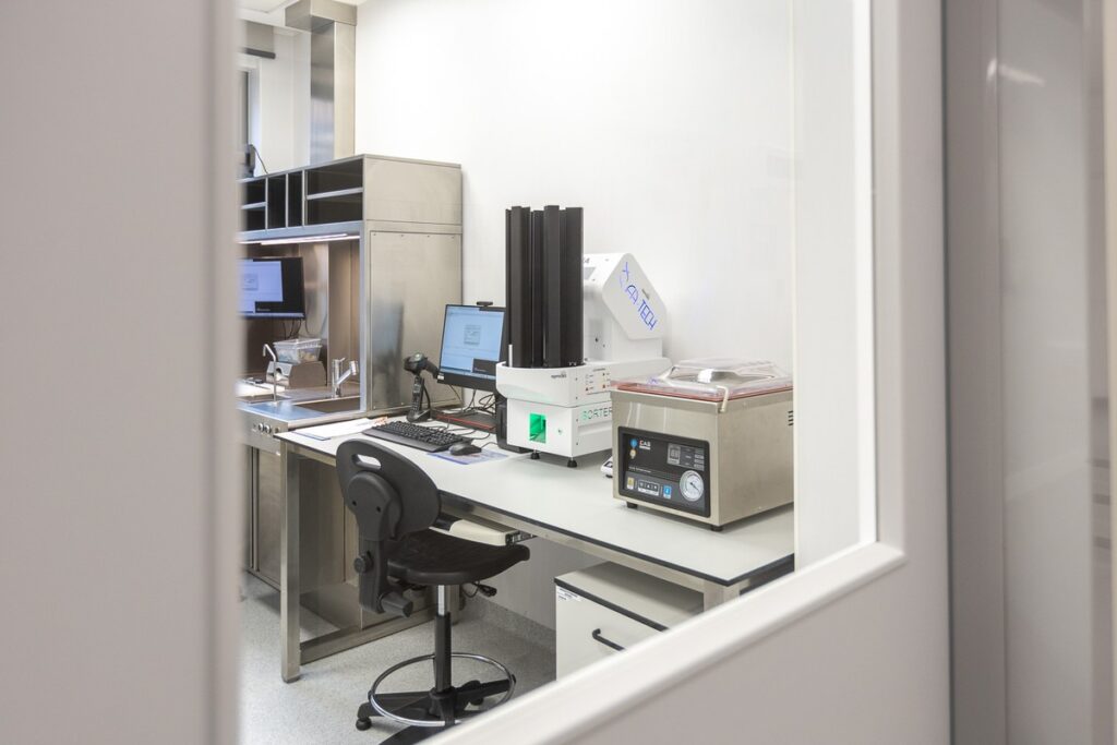 Otwarcie nowego zakładu patomorfologii klinicznej w WSZ w Toruniu, fot. Szymon Zdziebło/tarantoga.pl dla UMWKP