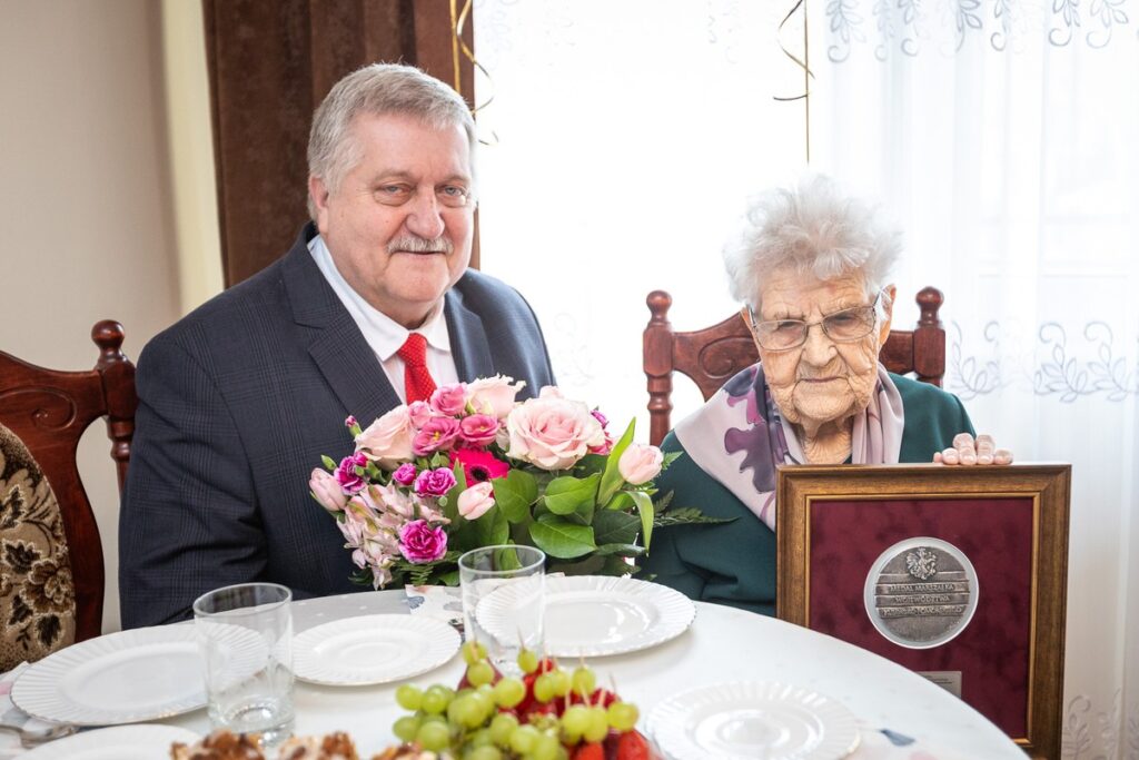 Wręczenie medalu Unitas Durat Stefanii Mączyńskiej, fot. Szymon Zdziebło/tarantoga.pl dla UMWKP