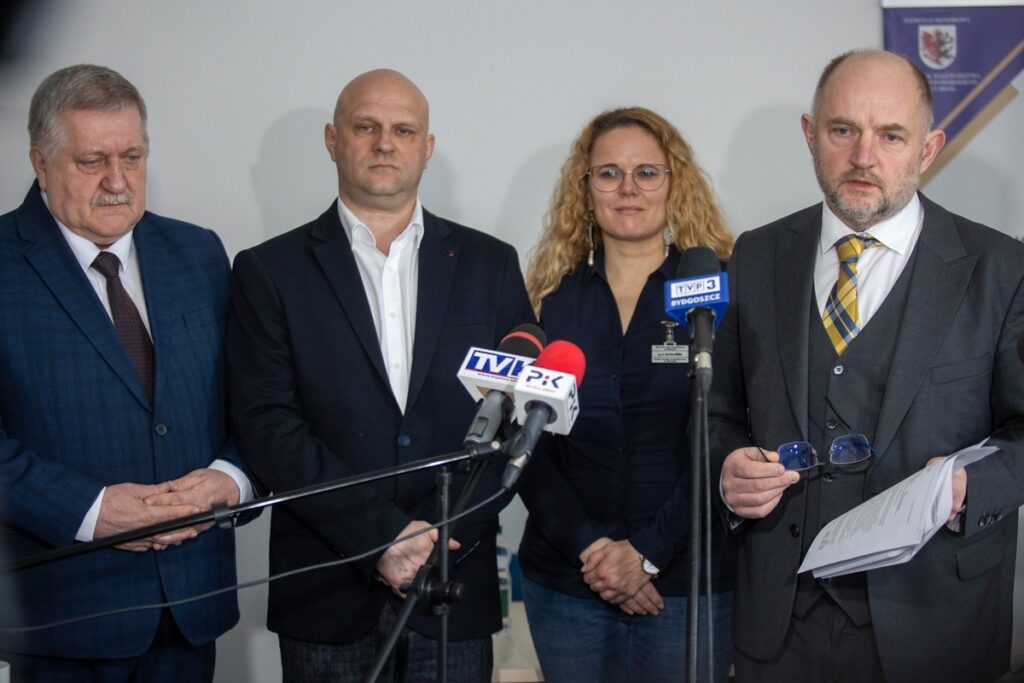 Konferencja prasowa marszałka Piotra Całbeckiego na temat rozbudowy Szpitala im. Popiełuszki, fot. Mikołaj Kuras dla UMWKP