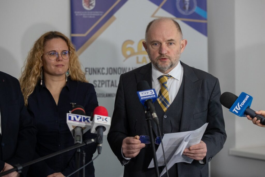 Konferencja prasowa marszałka Piotra Całbeckiego na temat rozbudowy Szpitala im. Popiełuszki, fot. Mikołaj Kuras dla UMWKP