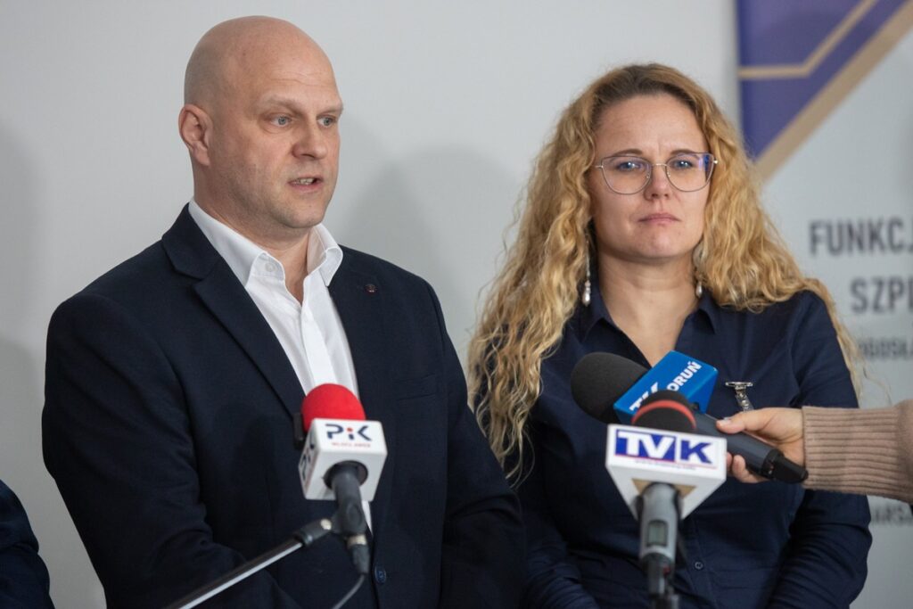 Konferencja prasowa marszałka Piotra Całbeckiego na temat rozbudowy Szpitala im. Popiełuszki, fot. Mikołaj Kuras dla UMWKP