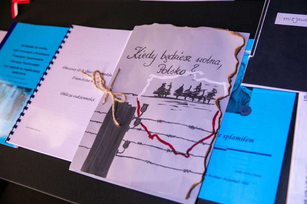 Wręczenie nagród laureatom konkursu „Oni tworzyli naszą historię”, fot. Andrzej Goiński/UMWKP