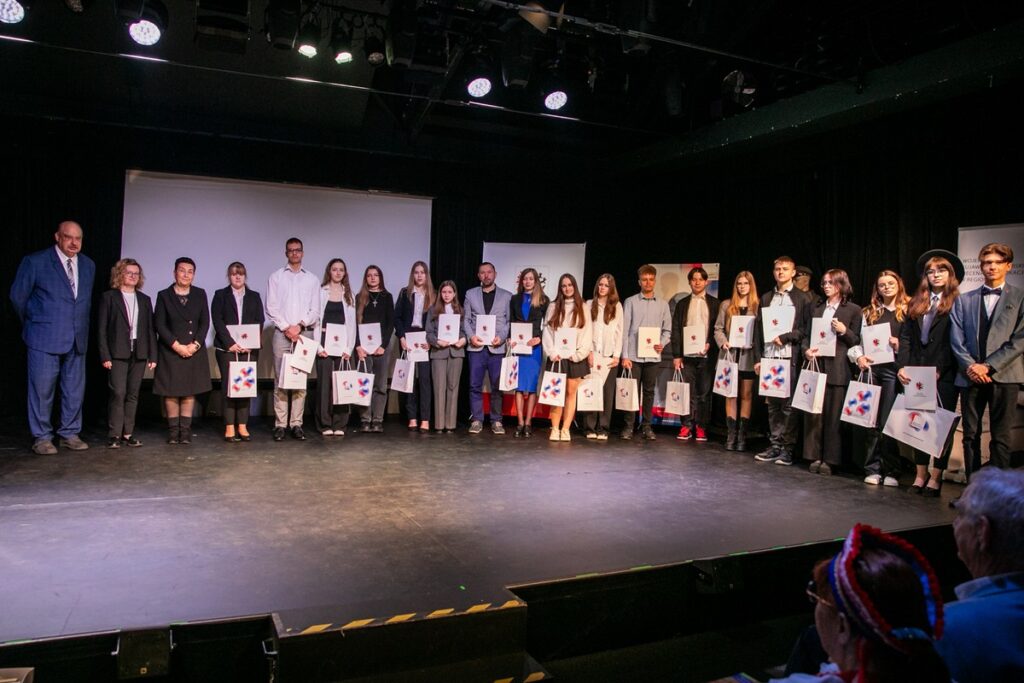 Wręczenie nagród laureatom konkursu „Oni tworzyli naszą historię”, fot. Andrzej Goiński/UMWKP