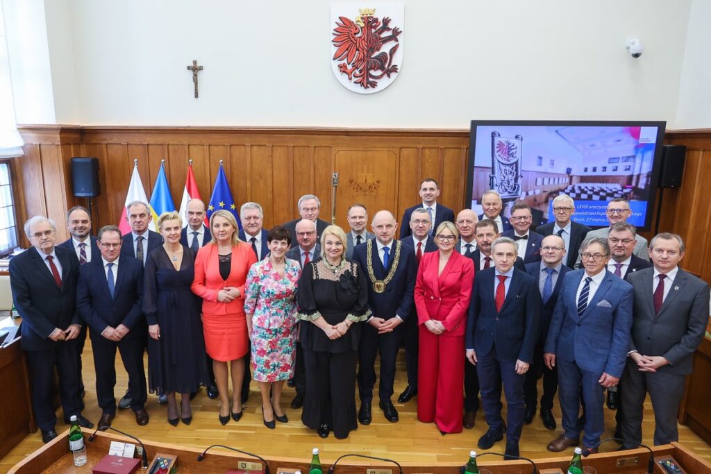 Kończąca VI kadencję samorządu województwa uroczysta sesja sejmiku, fot. Mikołaj Kuras dla UMWKP