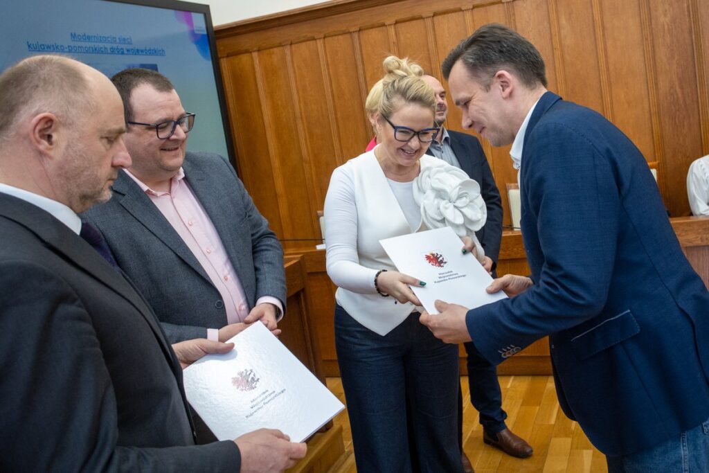 Podpisanie umów drogowych, fot. Mikołaj Kuras dla UMWKP