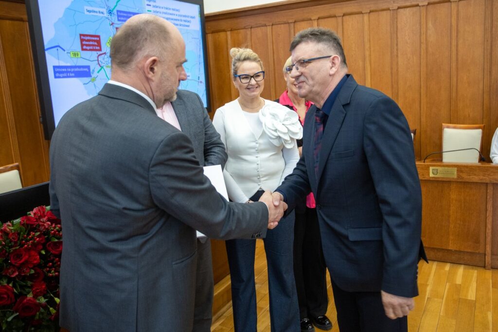 Podpisanie umów drogowych, fot. Mikołaj Kuras dla UMWKP