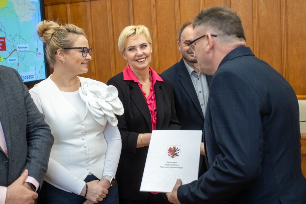 Podpisanie umów drogowych, fot. Mikołaj Kuras dla UMWKP