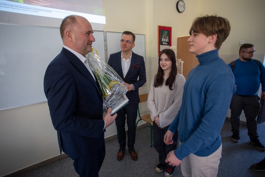 Lekcja biologii z marszałkiem Piotrem Całbeckim fot. Mikołaj Kuras dla UMWKP