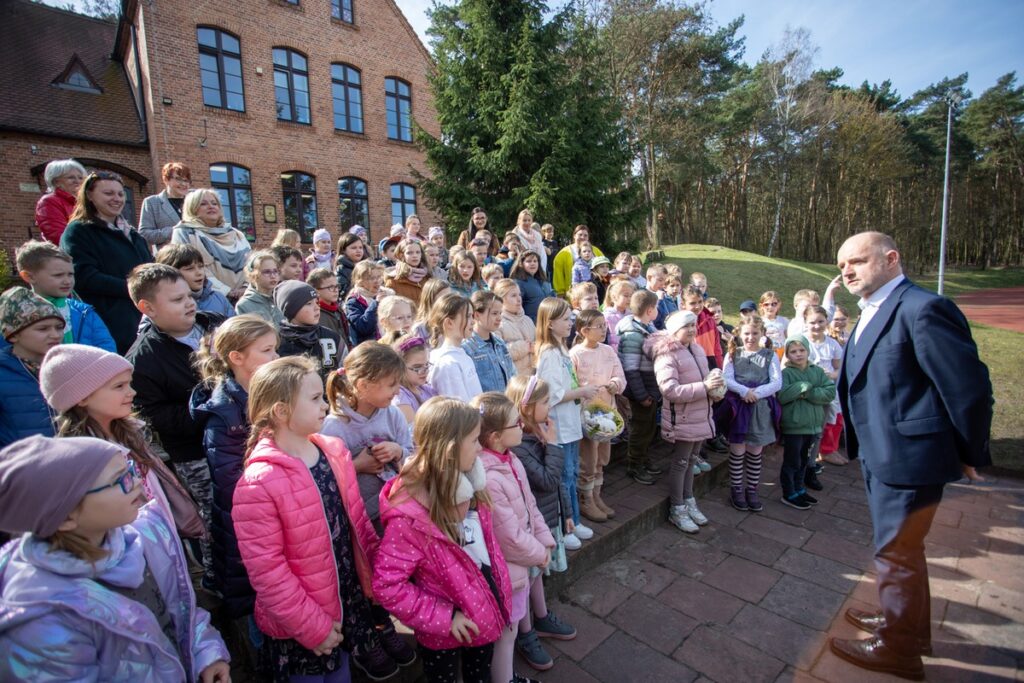Lekcja biologii z marszałkiem Piotrem Całbeckim fot. Mikołaj Kuras dla UMWKP