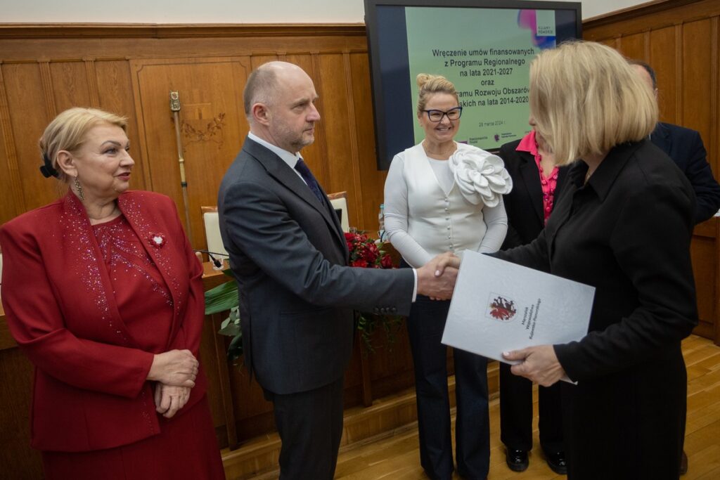 Wręczenie umów FeDKP i PROW, fot. Mikołaj Kuras dla UMWKP