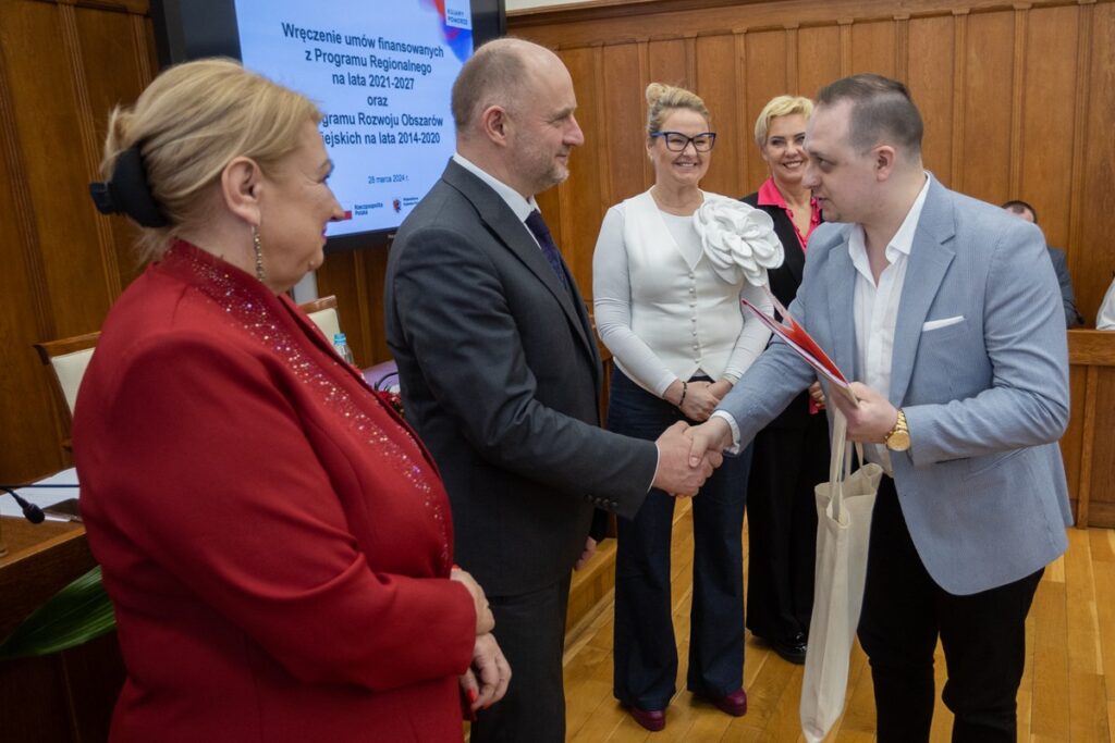 Wręczenie umów FeDKP i PROW, fot. Mikołaj Kuras dla UMWKP