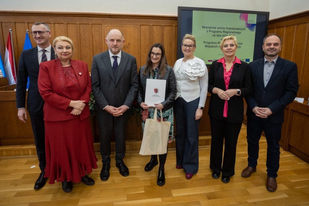 Wręczenie umów FeDKP i PROW, fot. Mikołaj Kuras dla UMWKP