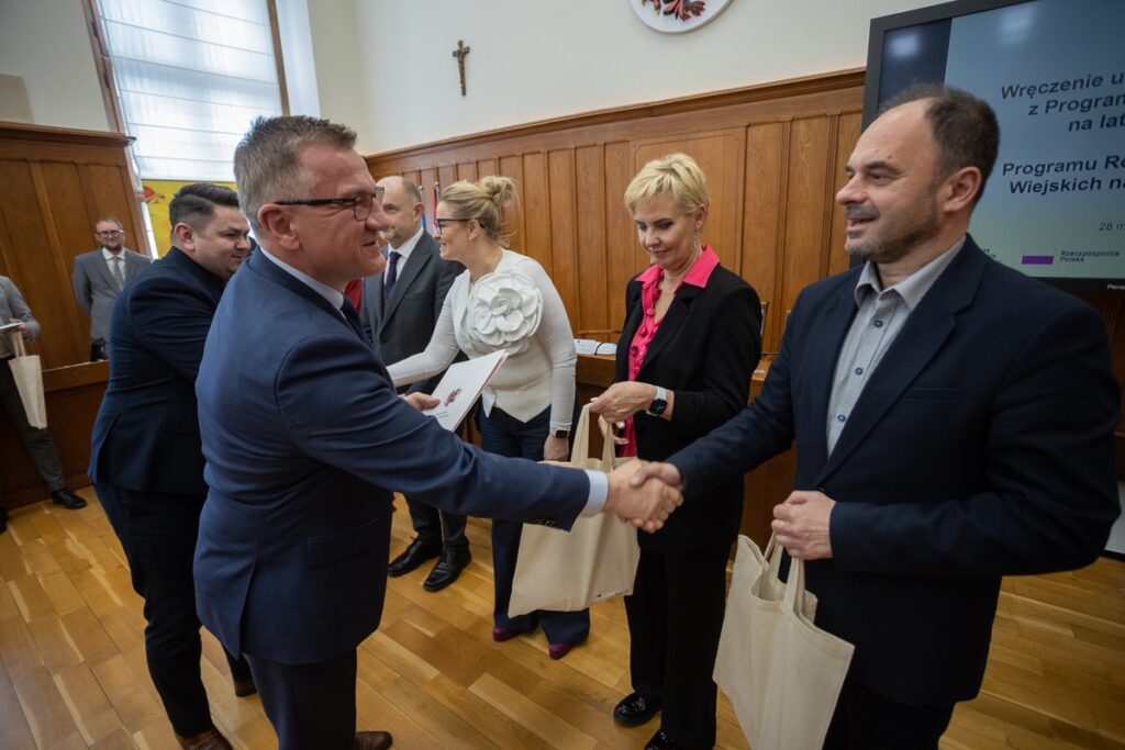 Wręczenie umów FeDKP i PROW, fot. Mikołaj Kuras dla UMWKP