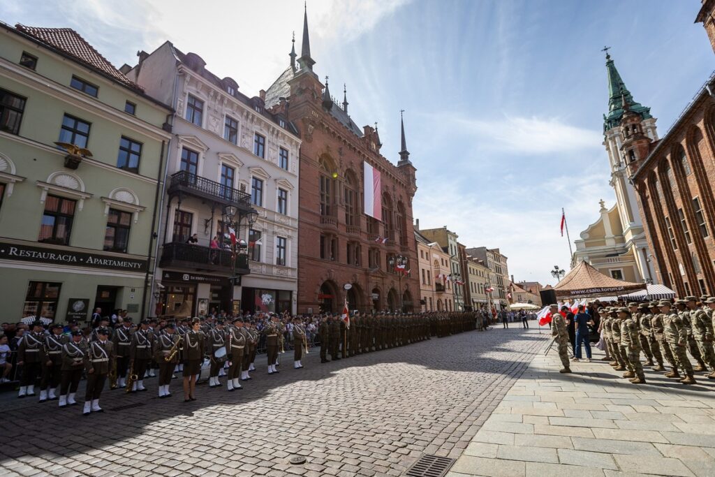 Wojewódzkie obchody Narodowego Święta Trzeciego Maja w Toruniu, fot. Szymon Zdziebło dla UMWKP