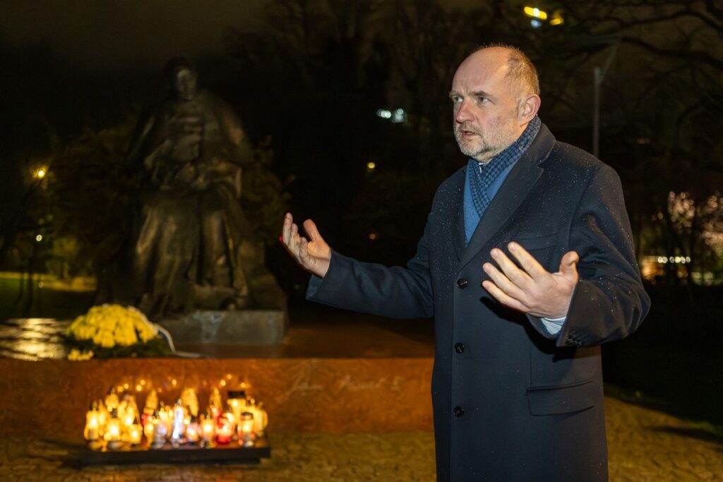 Złożenie kwiatów pod pomnikiem św. Jana Pawła II, fot. Szymon Zdziebło/tarantoga.pl dla UMWKP