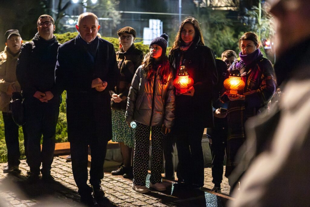 Złożenie kwiatów pod pomnikiem św. Jana Pawła II, fot. Szymon Zdziebło/tarantoga.pl dla UMWKP