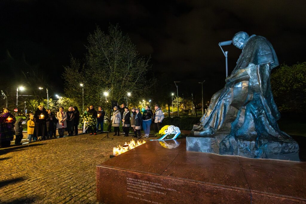 Złożenie kwiatów pod pomnikiem św. Jana Pawła II, fot. Szymon Zdziebło/tarantoga.pl dla UMWKP