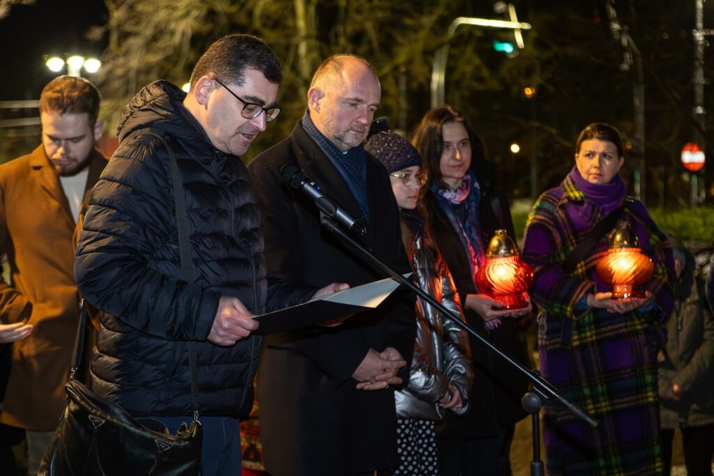 Złożenie kwiatów pod pomnikiem św. Jana Pawła II, fot. Szymon Zdziebło/tarantoga.pl dla UMWKP