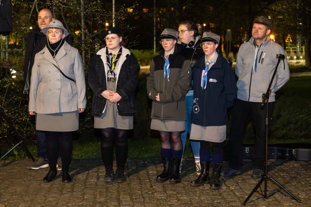 Złożenie kwiatów pod pomnikiem św. Jana Pawła II, fot. Szymon Zdziebło/tarantoga.pl dla UMWKP