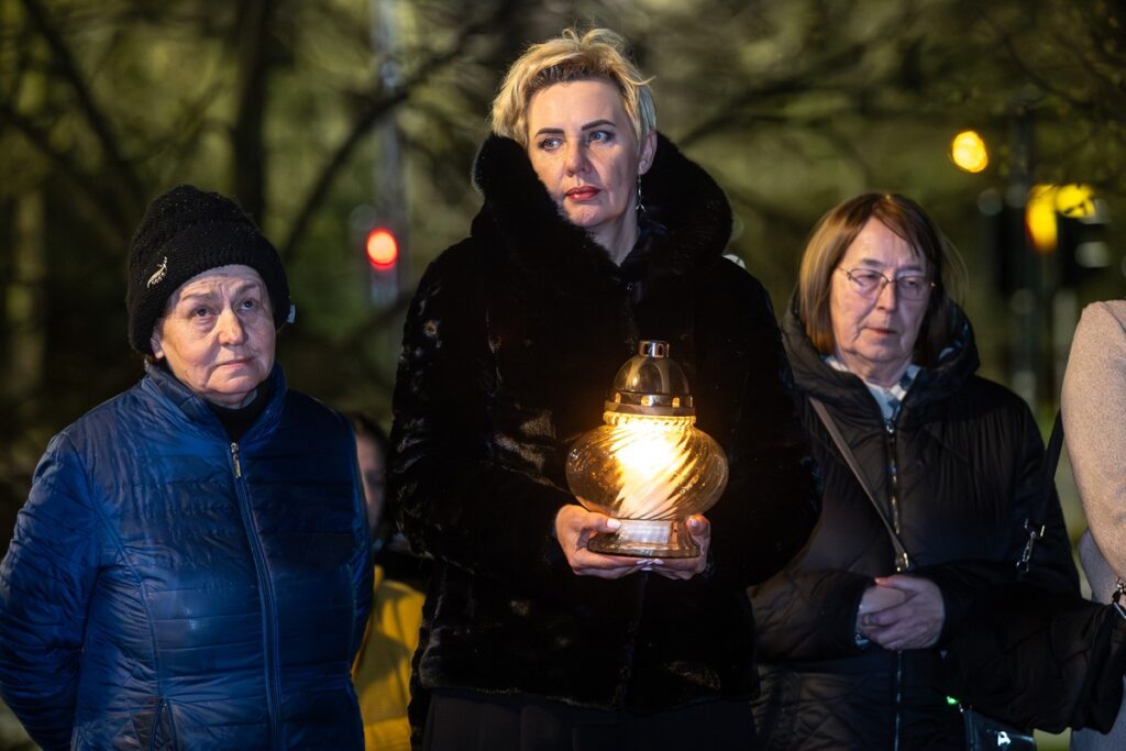 Złożenie kwiatów pod pomnikiem św. Jana Pawła II, fot. Szymon Zdziebło/tarantoga.pl dla UMWKP
