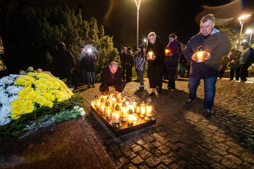 Złożenie kwiatów pod pomnikiem św. Jana Pawła II, fot. Szymon Zdziebło/tarantoga.pl dla UMWKP