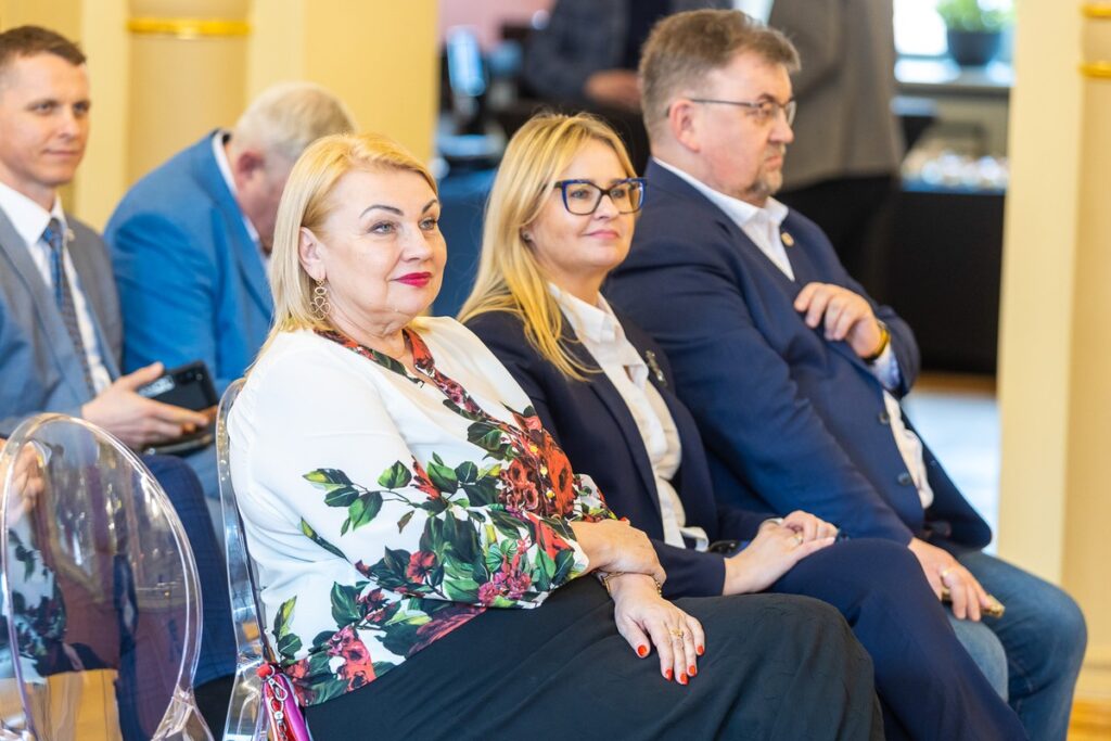 Wręczenie umów na małą infrastrukturę sportową i przyszkolne sale gimnastyczne, fot. Szymon Zdziebło/tarantoga.pl dla UMWKP