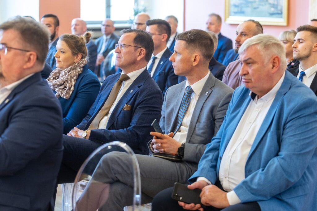 Wręczenie umów na małą infrastrukturę sportową i przyszkolne sale gimnastyczne, fot. Szymon Zdziebło/tarantoga.pl dla UMWKP