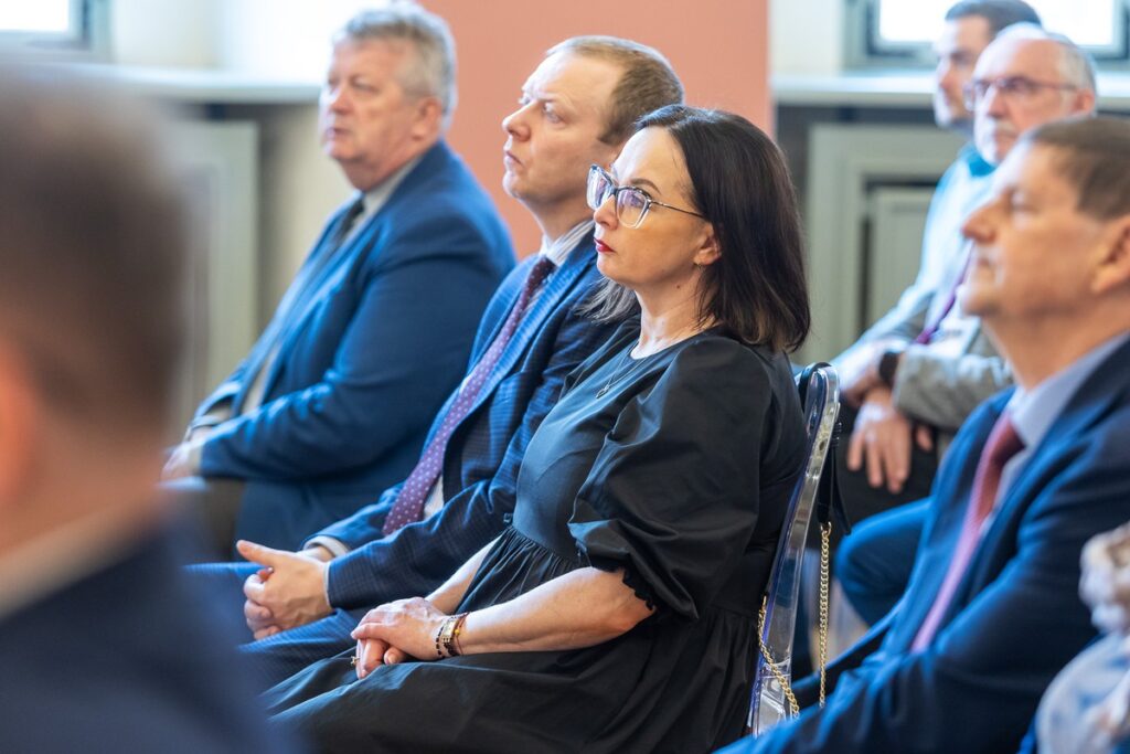 Wręczenie umów na małą infrastrukturę sportową i przyszkolne sale gimnastyczne, fot. Szymon Zdziebło/tarantoga.pl dla UMWKP