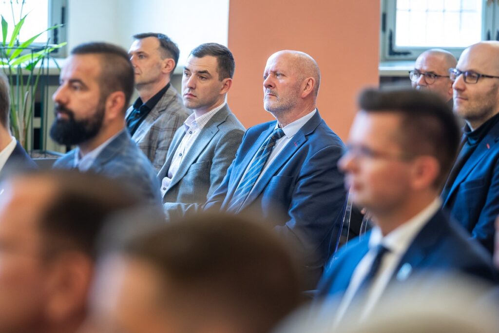 Wręczenie umów na małą infrastrukturę sportową i przyszkolne sale gimnastyczne, fot. Szymon Zdziebło/tarantoga.pl dla UMWKP