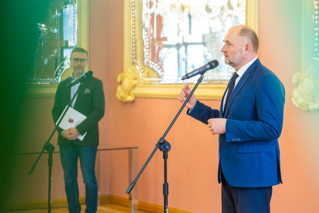 Wręczenie umów na małą infrastrukturę sportową i przyszkolne sale gimnastyczne, fot. Szymon Zdziebło/tarantoga.pl dla UMWKP