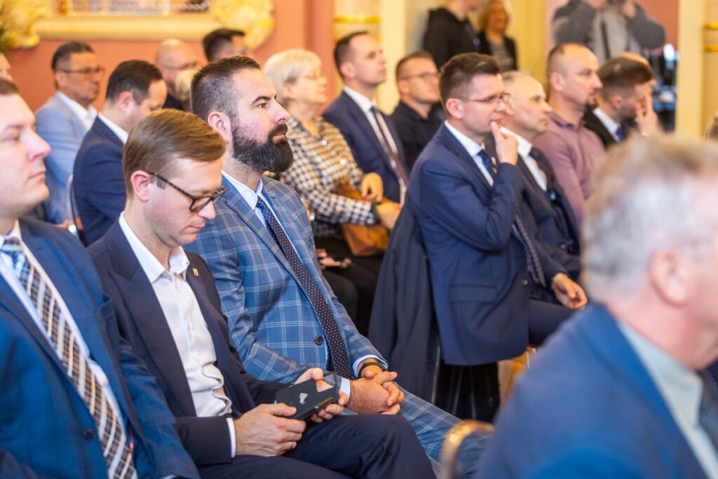 Wręczenie umów na małą infrastrukturę sportową i przyszkolne sale gimnastyczne, fot. Szymon Zdziebło/tarantoga.pl dla UMWKP